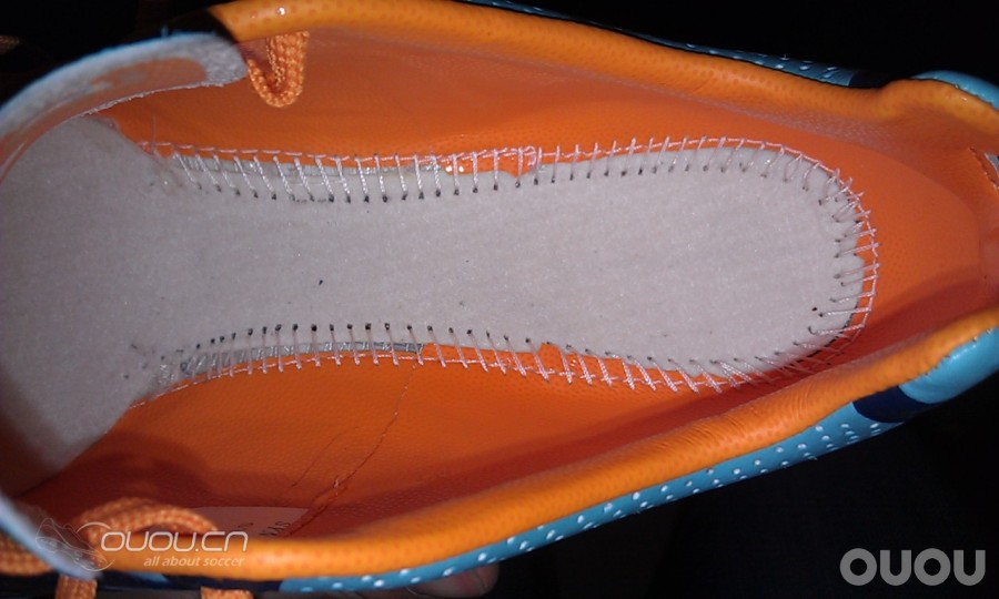 门迪和金庞贝展示了阿迪达斯世界杯版Glitch 18足球鞋