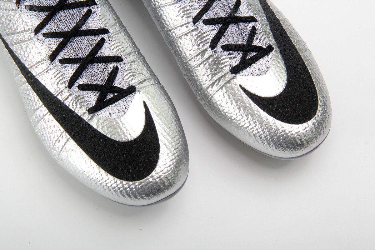 球鞋的整体配置上完全保留了久负盛名的mercurial superfly iv的精髓.