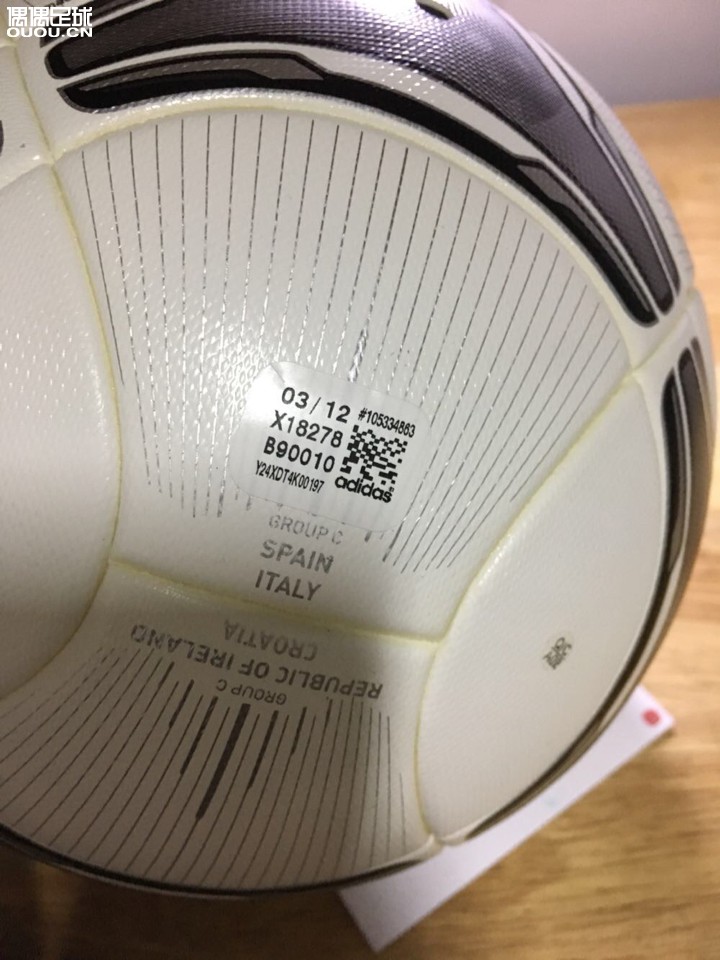 Adidas2012欧洲杯决赛用球银球Tango12,带盒