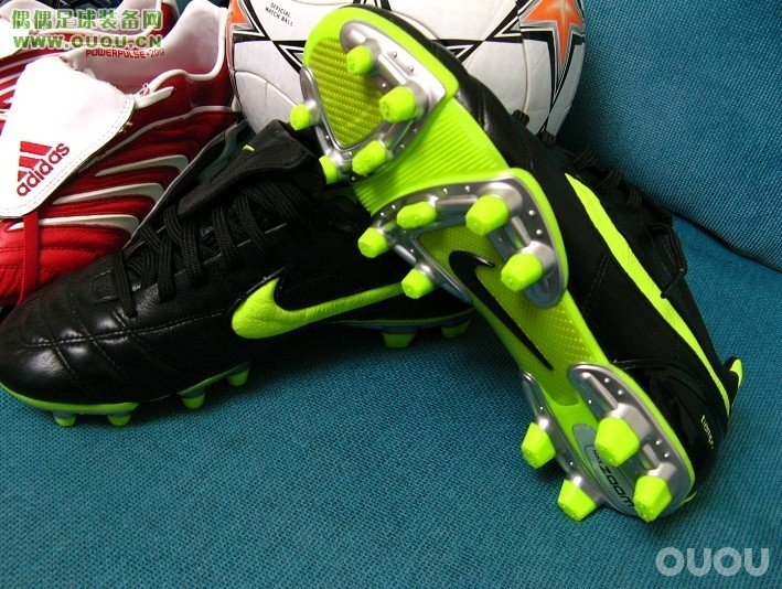 林林总总的鞋子,很乱,大家随便看看。