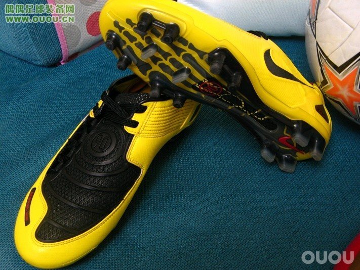 林林总总的鞋子,很乱,大家随便看看。