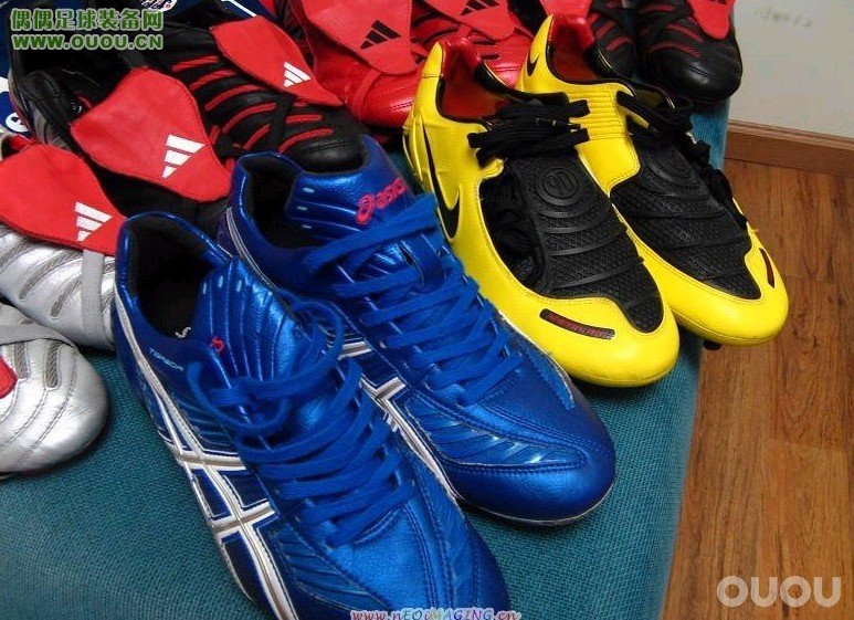 林林总总的鞋子,很乱,大家随便看看。