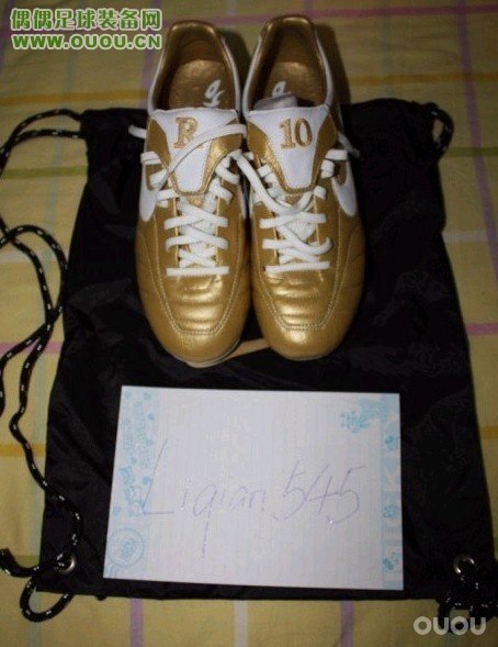 林林总总的鞋子,很乱,大家随便看看。