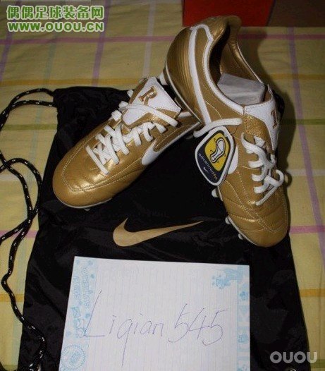 林林总总的鞋子,很乱,大家随便看看。