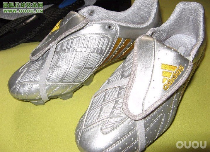 林林总总的鞋子,很乱,大家随便看看。