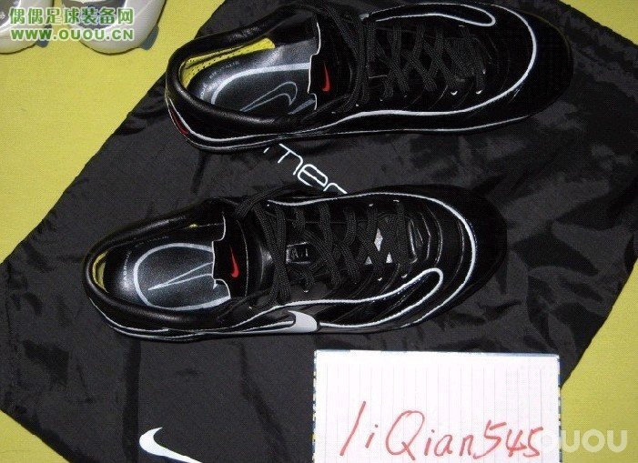 林林总总的鞋子,很乱,大家随便看看。