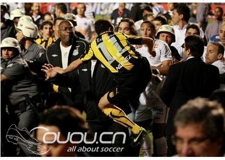 【解放者杯】赛后爆群殴 谁的鞋钉在飞……