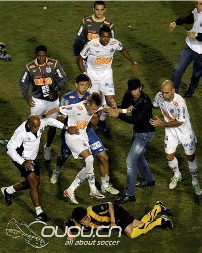 【解放者杯】赛后爆群殴 谁的鞋钉在飞……