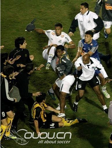 【解放者杯】赛后爆群殴 谁的鞋钉在飞……