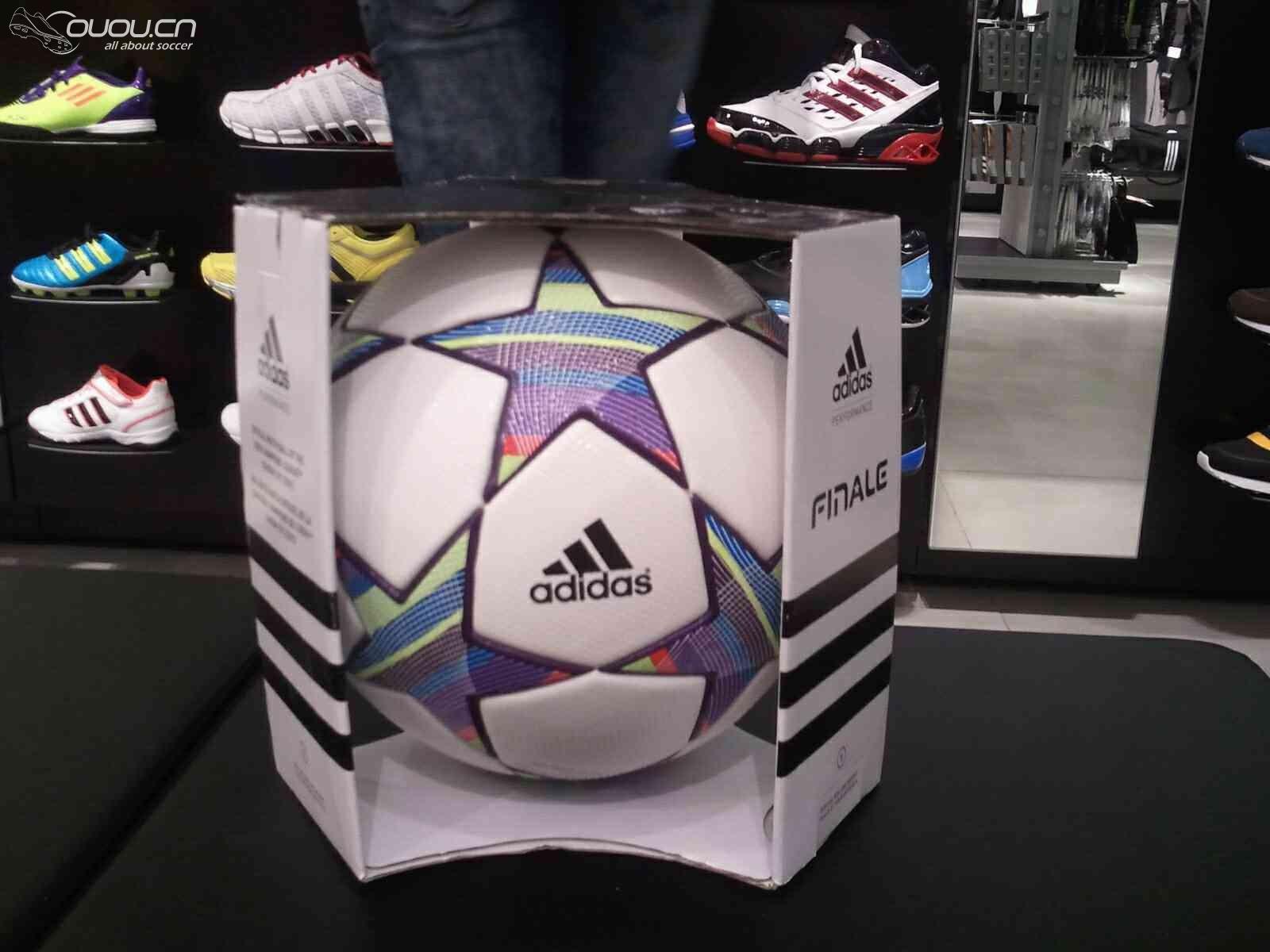 大家帮看看这款足球是什么