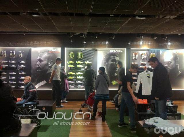 国外一家NIKE商品店