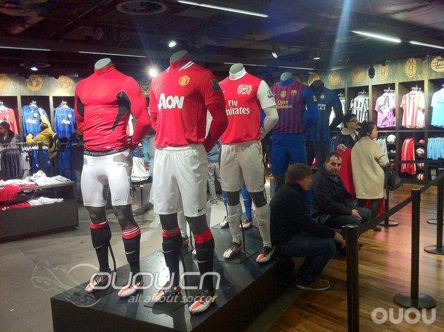 国外一家NIKE商品店