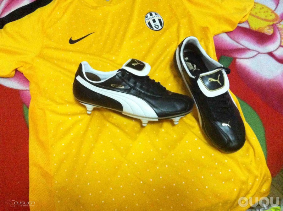 新到的球鞋与球衣