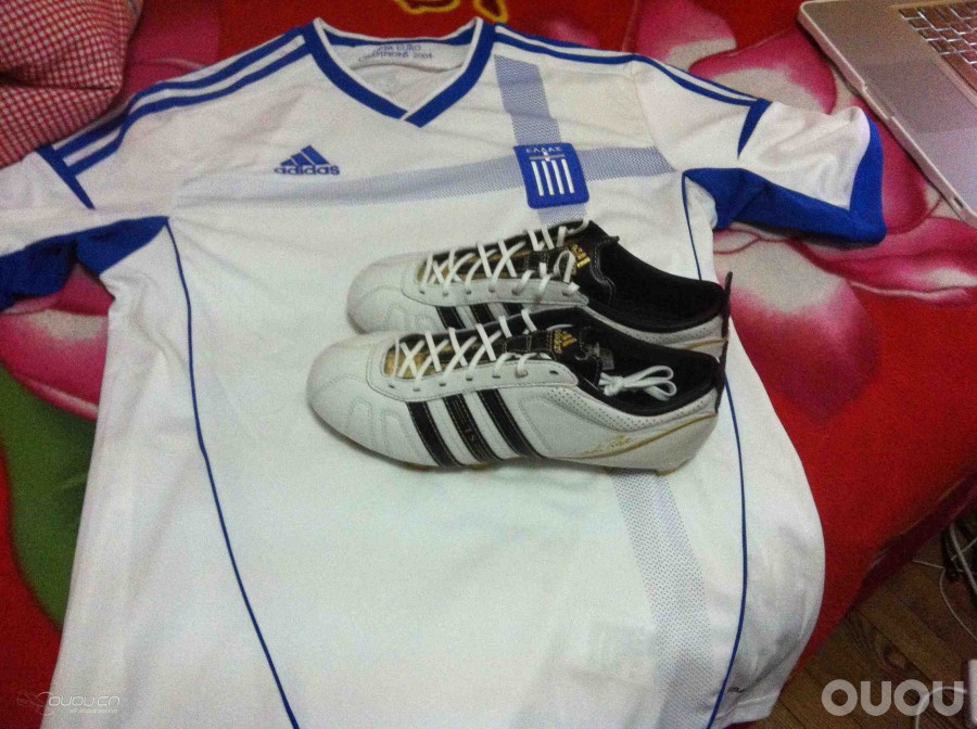 新到的球鞋与球衣