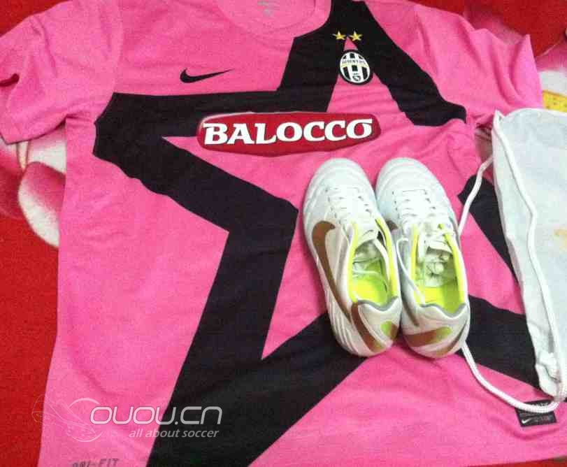 新到的球鞋与球衣