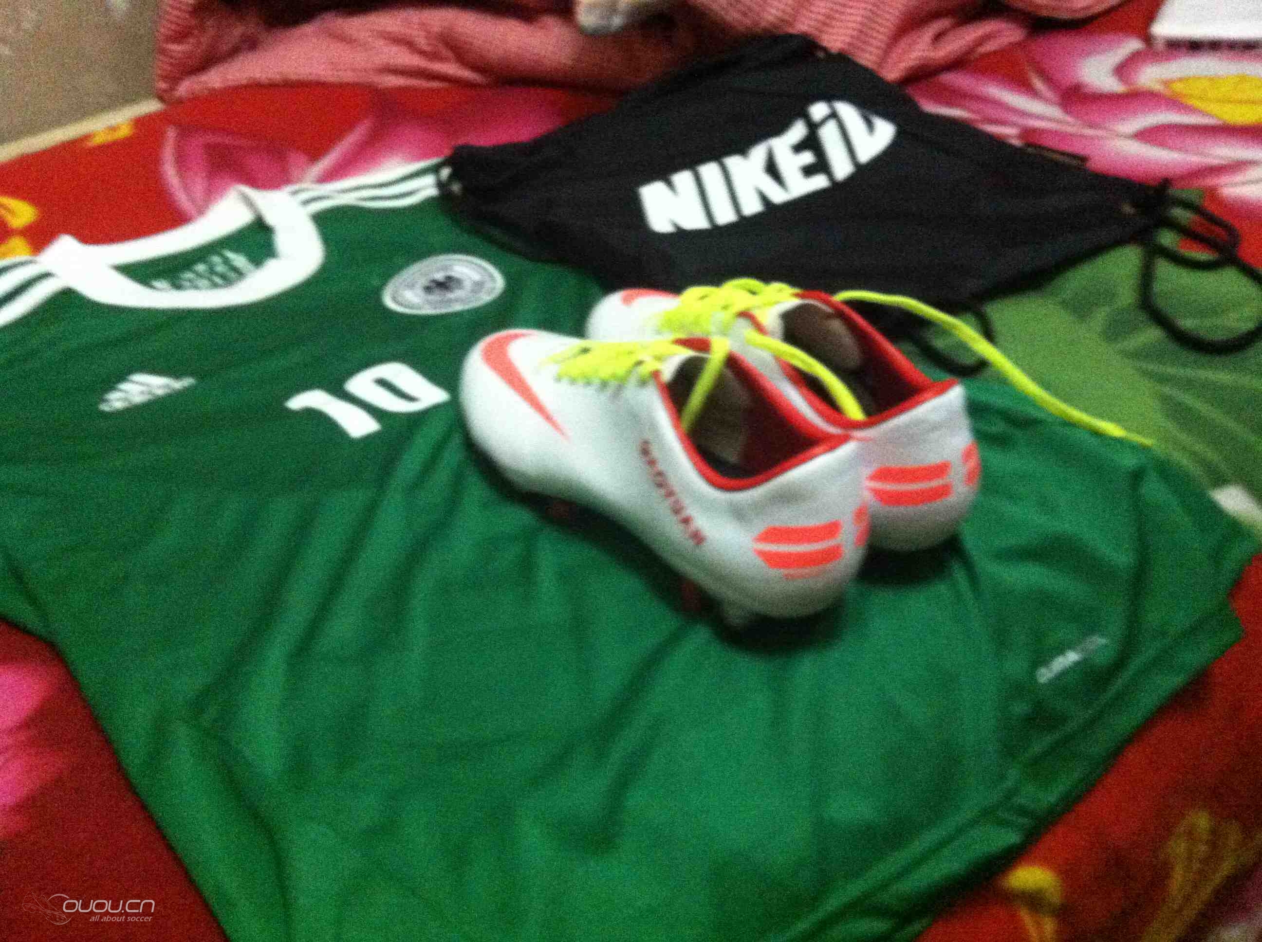 新到的球鞋与球衣