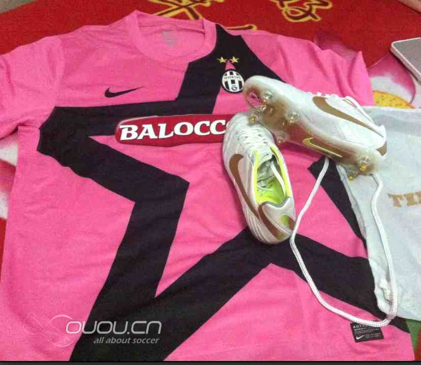 新到的球鞋与球衣