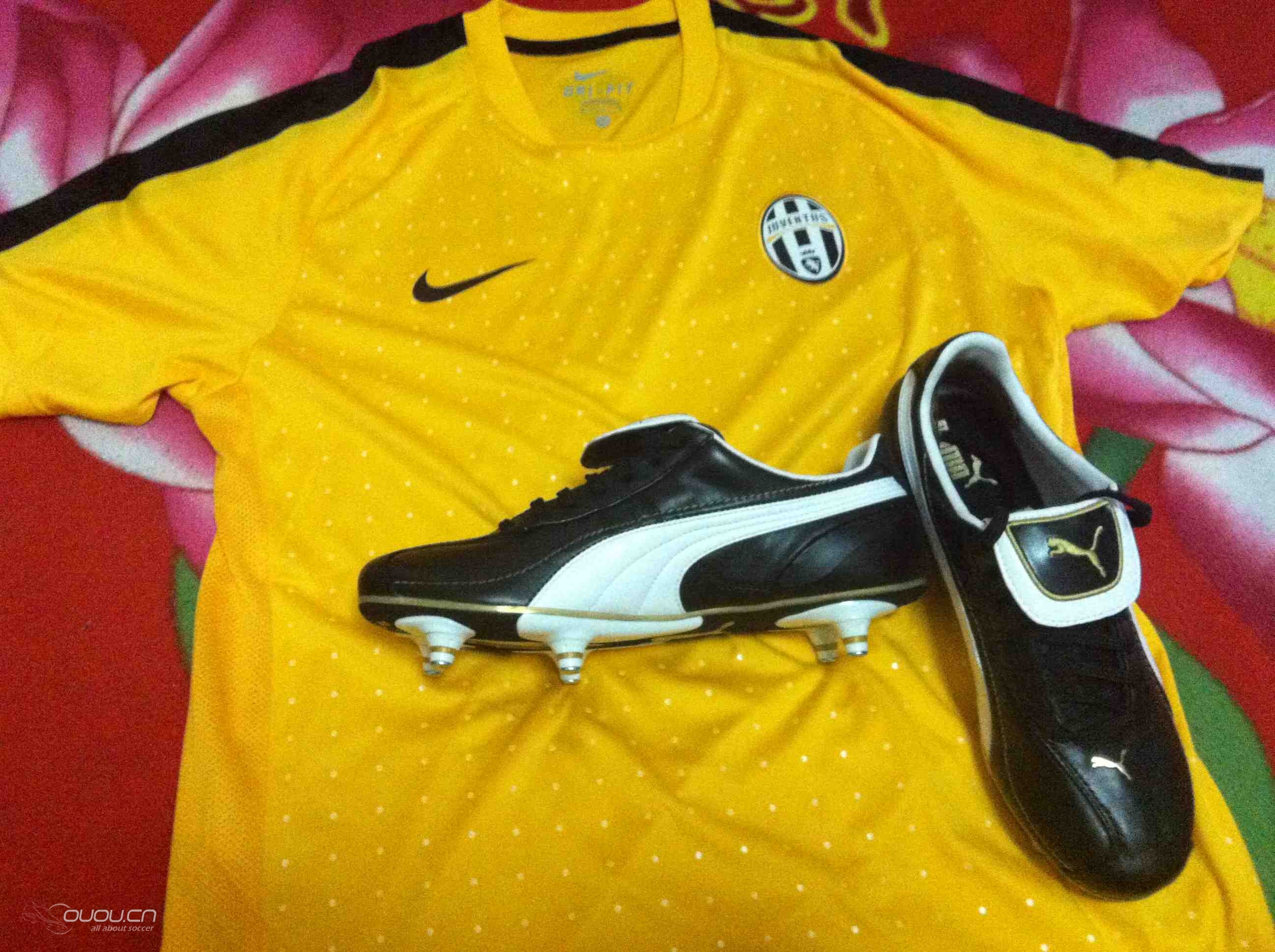 新到的球鞋与球衣