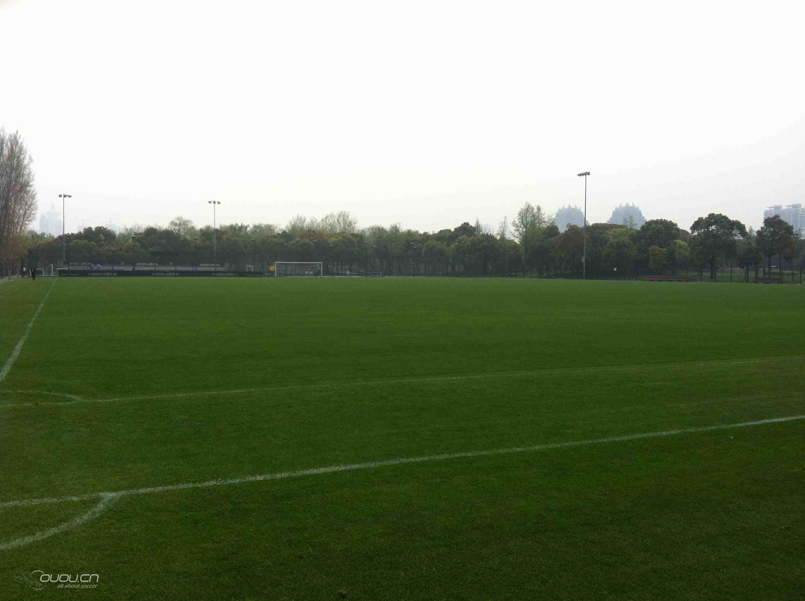 新到的球鞋与球衣