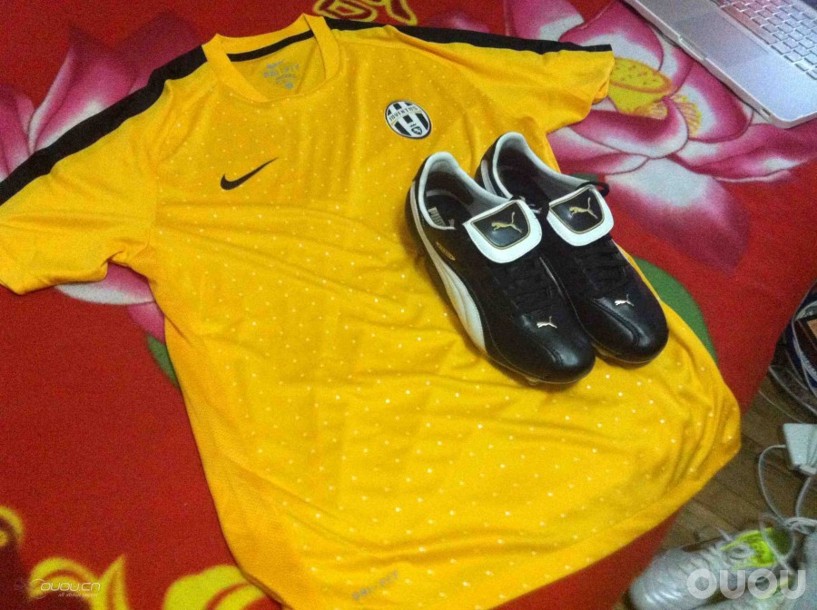 新到的球鞋与球衣