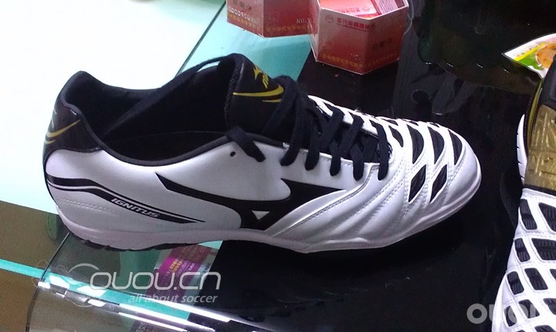 小弟下午刚收到的新战靴!!!