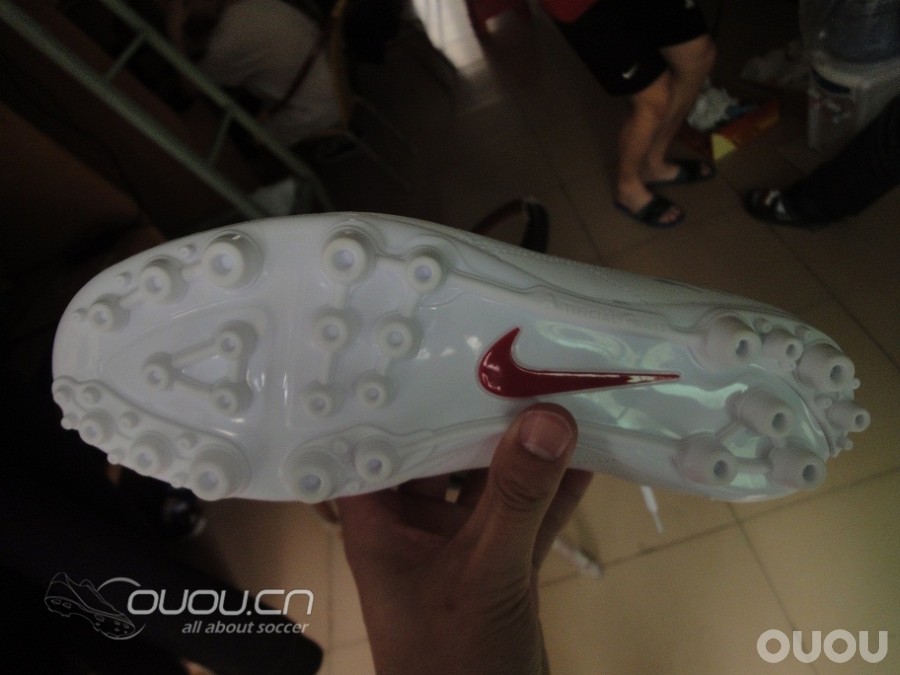 刚到了一双传奇低端鞋子,求鉴定。。。。。