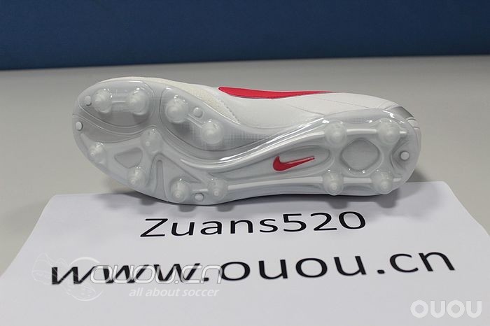 交作业啦~~!新到传奇 Legend4代 HG-E足球鞋(白红配色)