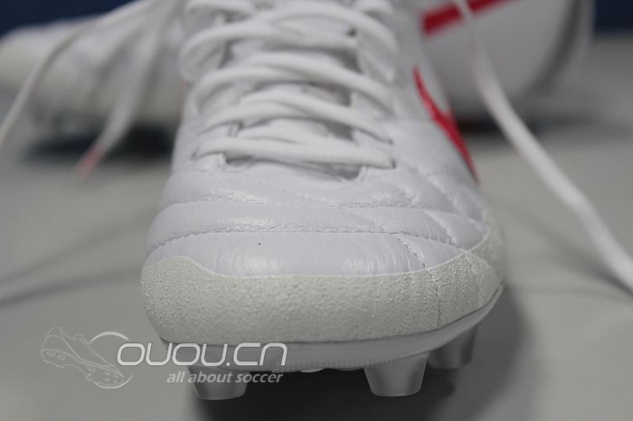 交作业啦~~!新到传奇 Legend4代 HG-E足球鞋(白红配色)