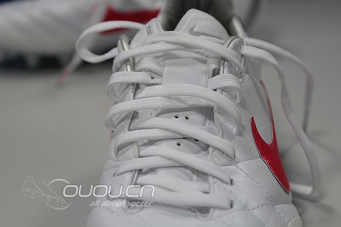 交作业啦~~!新到传奇 Legend4代 HG-E足球鞋(白红配色)