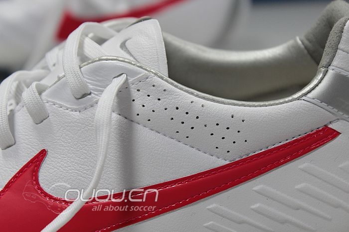 交作业啦~~!新到传奇 Legend4代 HG-E足球鞋(白红配色)