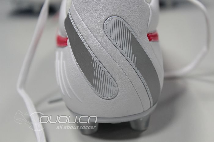 交作业啦~~!新到传奇 Legend4代 HG-E足球鞋(白红配色)