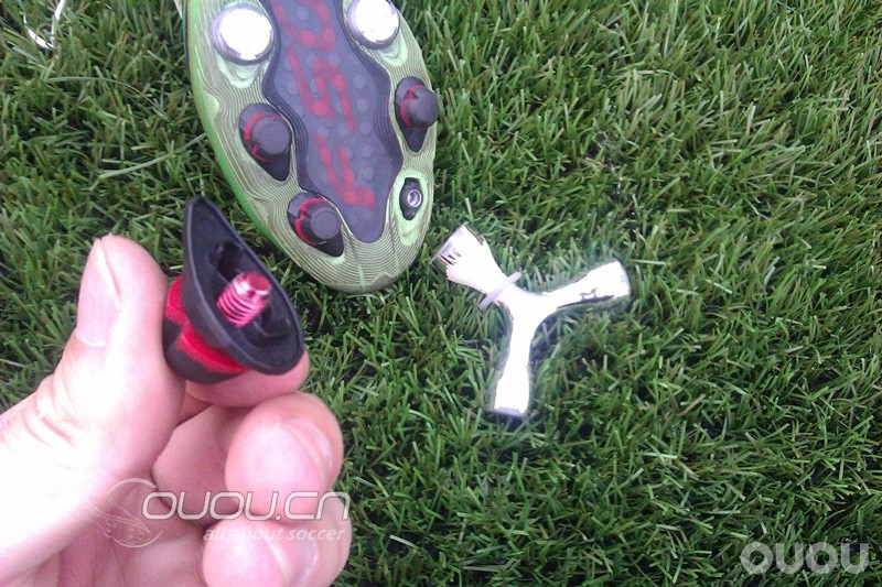 看到各种鞋各种断钉,同为球友,想哭的心都有,还是守着自家老婆最好