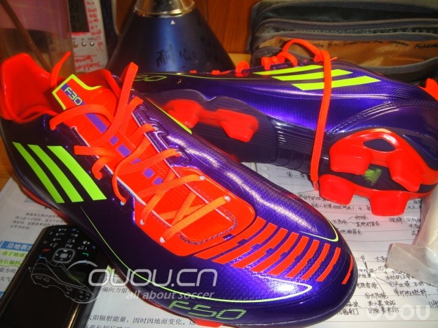 ADIDAS F30 1.5代TRX AG到手~颜色这个亮啊~~~多图~期待过几天下地~