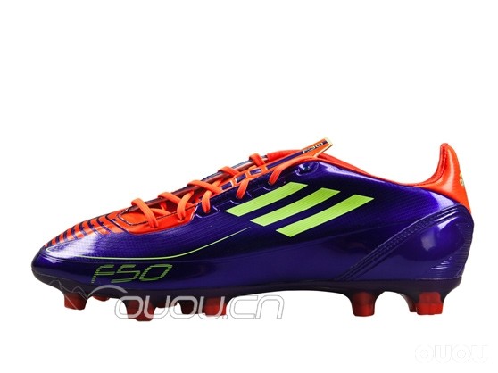 哪双足球鞋有碳板鞋的特点,哪双足球鞋有碳板鞋的特点呢