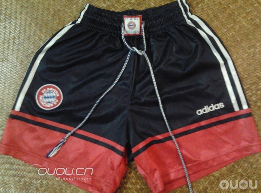 翻了好半天才找到的,看到他就勾起了儿时的回忆。好像9697赛季拜仁主场(英国产)