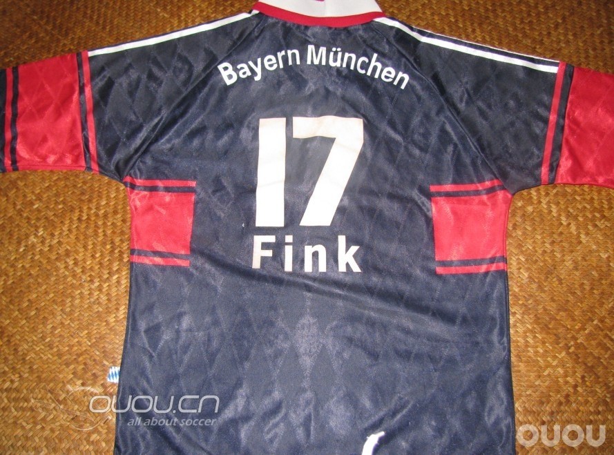 翻了好半天才找到的,看到他就勾起了儿时的回忆。好像9697赛季拜仁主场(英国产)