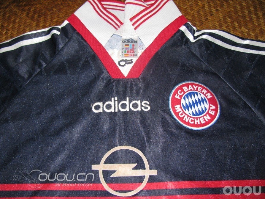 翻了好半天才找到的,看到他就勾起了儿时的回忆。好像9697赛季拜仁主场(英国产)