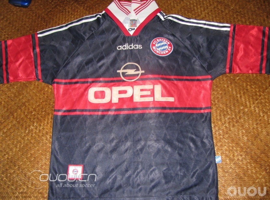 翻了好半天才找到的,看到他就勾起了儿时的回忆。好像9697赛季拜仁主场(英国产)