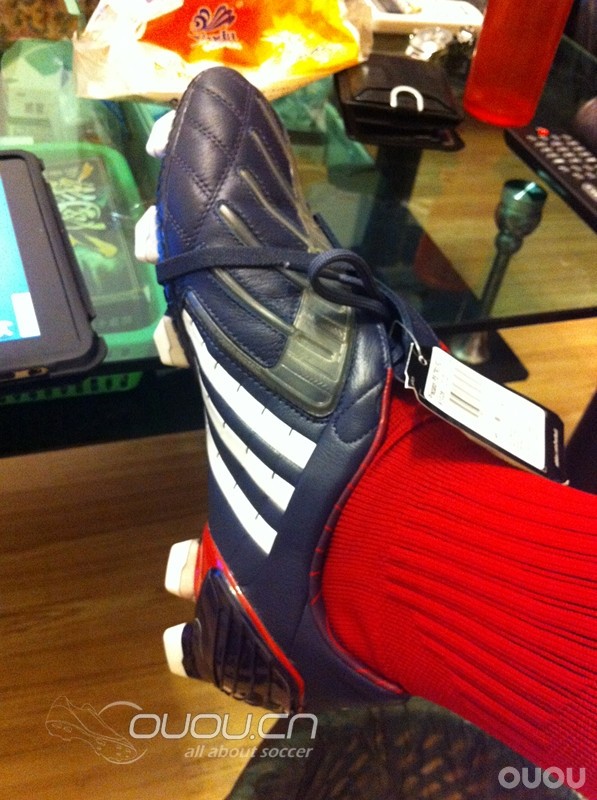 通过各种查找,应该大致确认此鞋为牛皮材质女款猎鹰9(附外国网站介绍链接)