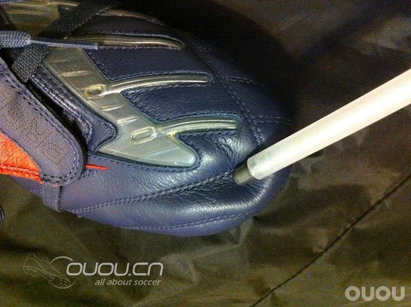 通过各种查找,应该大致确认此鞋为牛皮材质女款猎鹰9(附外国网站介绍链接)