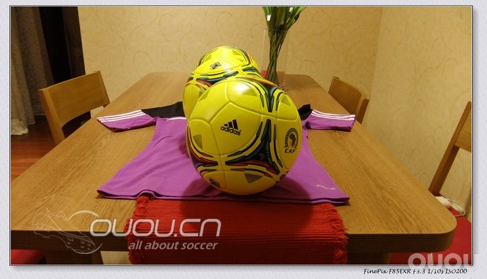 新到手的几个足球–阿迪非洲杯比赛版tango、茵宝足总杯比赛球