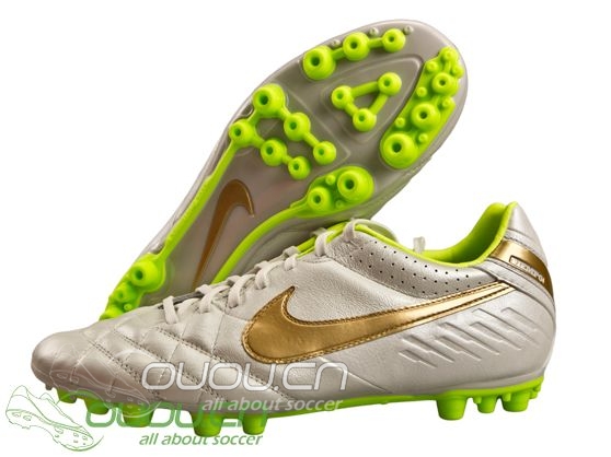 我想入手足球鞋(第一次)朋友们给点意见