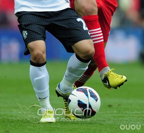 香川真司比赛两只脚鞋子不一样?RTRT