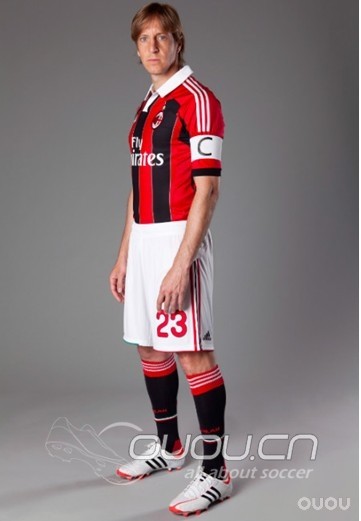 AC米兰的3款球衣 ,你最钟爱哪一件呢?