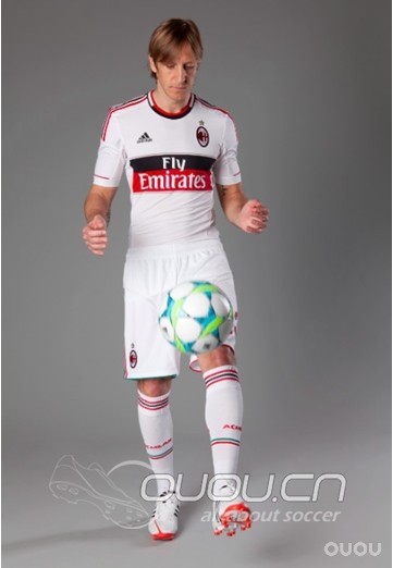 AC米兰的3款球衣 ,你最钟爱哪一件呢?