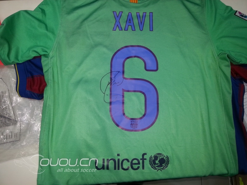 哈维签名球衣~~ 膜拜一下!!