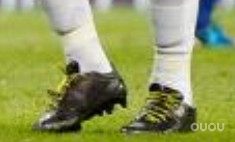 马塞洛又换了个黑的东东还配了个摩擦黄色鞋带!!话说这黑的东东是什么玩意