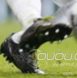 马塞洛又换了个黑的东东还配了个摩擦黄色鞋带!!话说这黑的东东是什么玩意