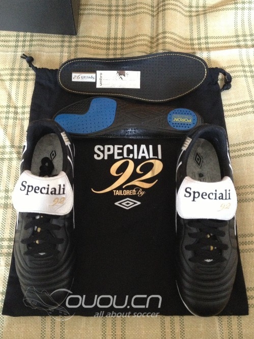 晒晒最近到的两双鞋,umbro92复刻和白色老马王。黑白配!