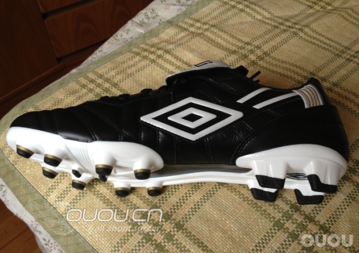 晒晒最近到的两双鞋,umbro92复刻和白色老马王。黑白配!